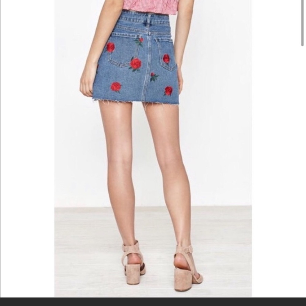Pacsun Short Denim Embroiled Rose Skirt Size 27 - Picture 2 of 4